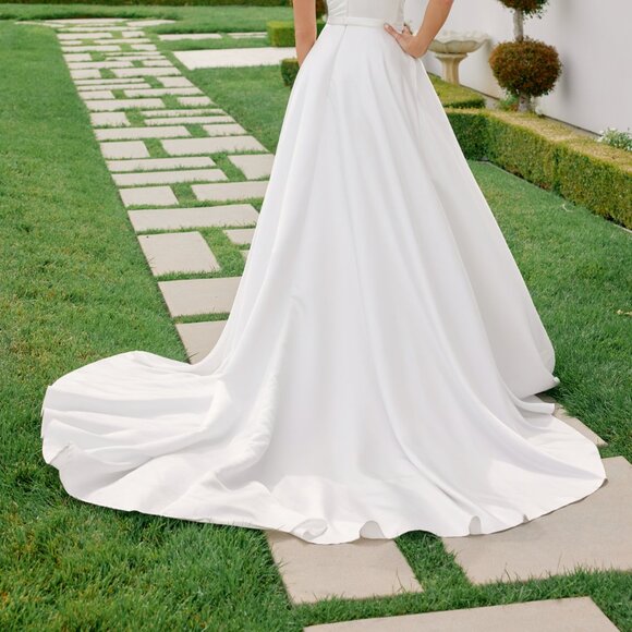 New Off White Wedding Satin Ball Dress w/ V-Neckline & Flowing Train NX JE1015 - Picture 12 of 12
